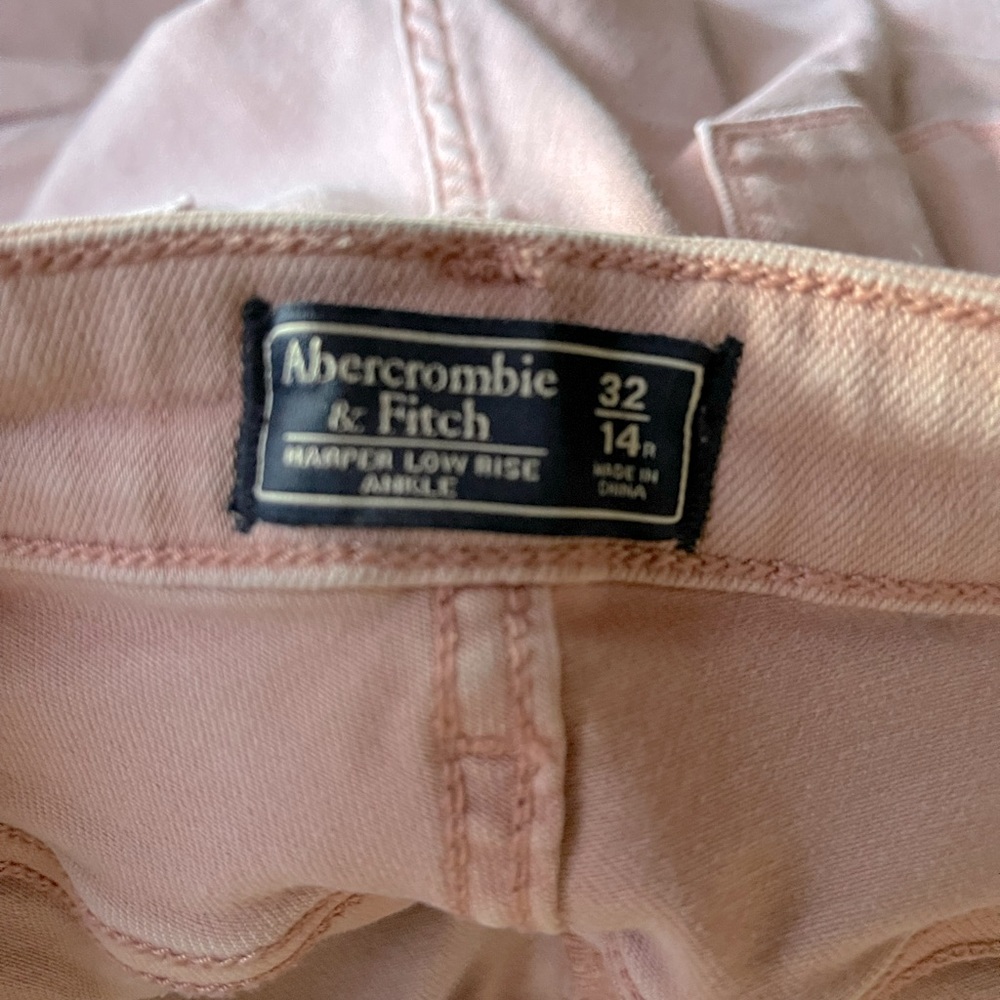 Abercrombie and fitch pink jeans! Excellent conditions.